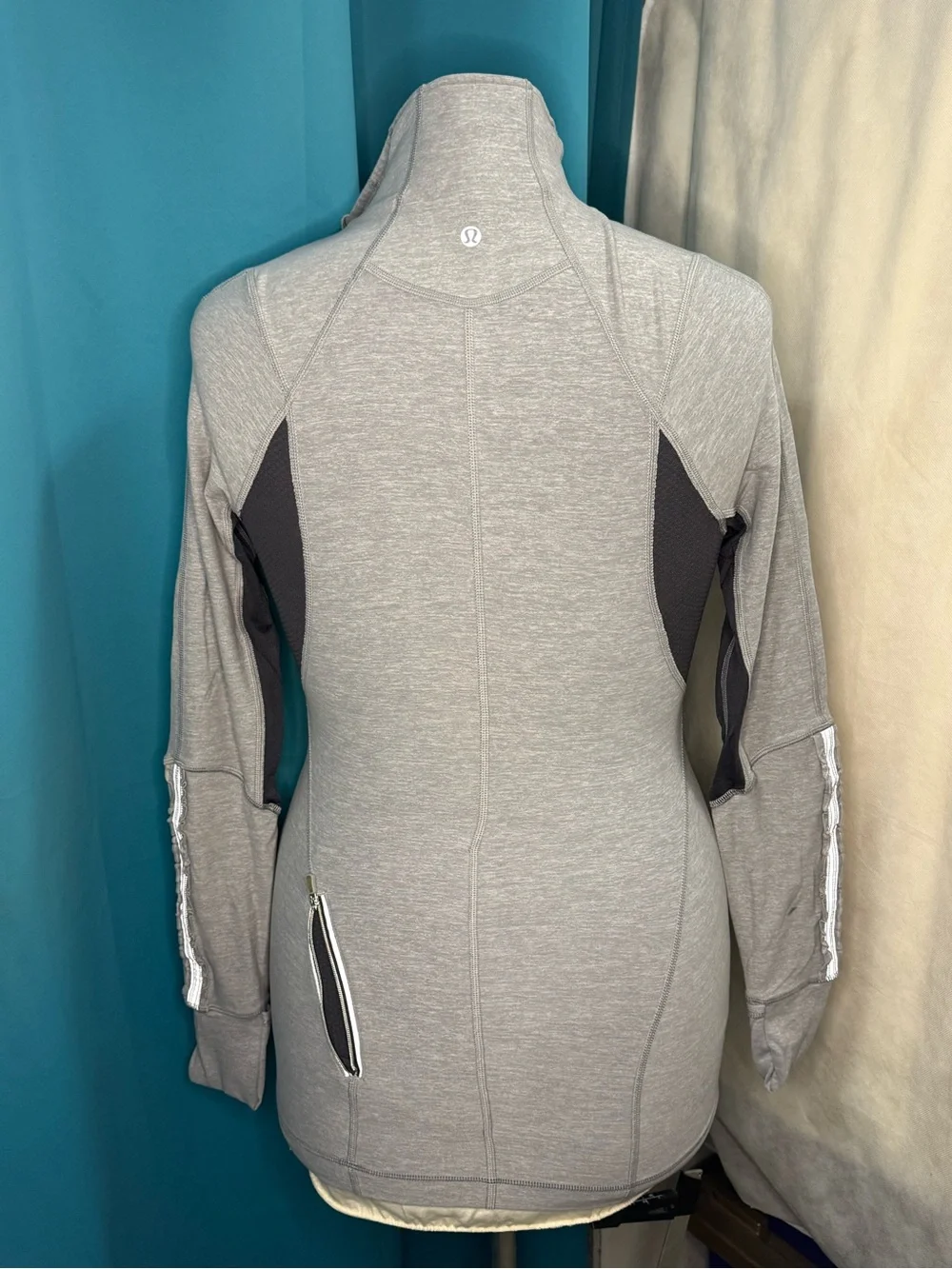 Vintage lululemon Run: Dash Pullover | 2010 | Size 6 | Static Ash/Coal